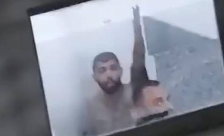 Torcedores invadem local de treino da Seleção em Manaus e gravam Gabigol tomando banho