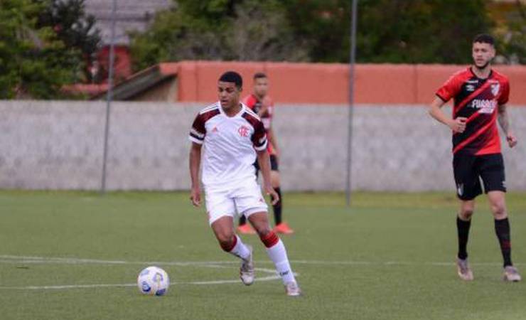 Volante do Flamengo celebra o primeiro gol pelo clube e projeta clássico decisivo no Brasileiro Sub-20