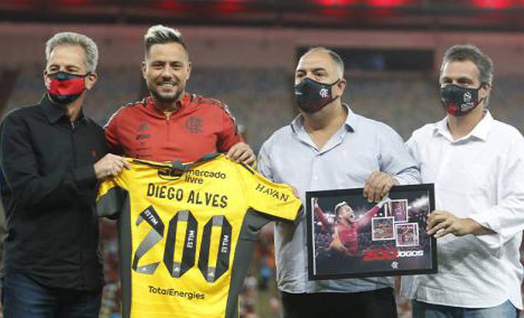 200 jogos no Flamengo: Diego Alves é homenageado antes da partida contra o Cuiabá