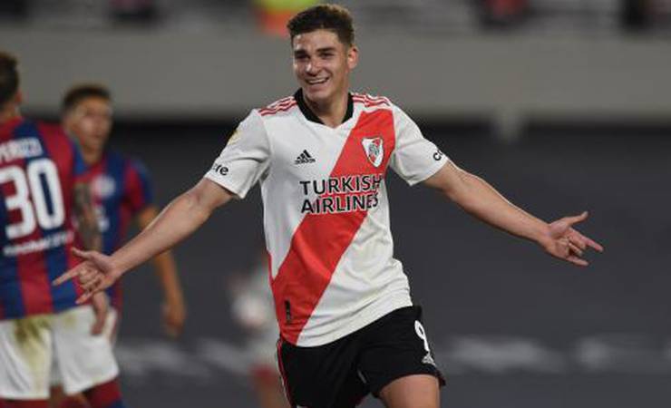 Especulado no Manchester United, atacante do River Plate supera Gabigol e é eleito Rei da América