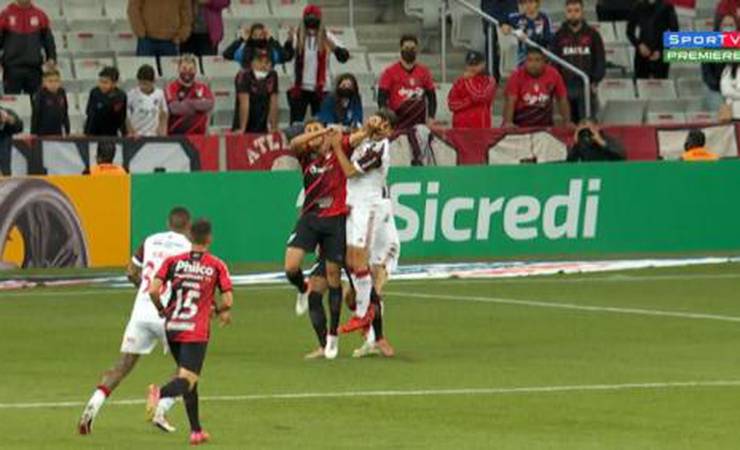 VÍDEO: foi pênalti em Rodrigo Caio? Reveja o lance que originou o gol de empate do Flamengo com o Athletico