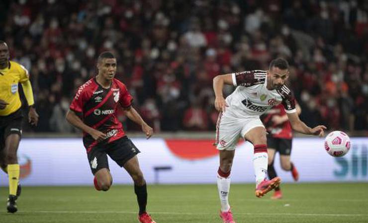 Thiago Maia lamenta empate do Flamengo e convoca torcida para jogo da volta: 'Não acabou ainda'