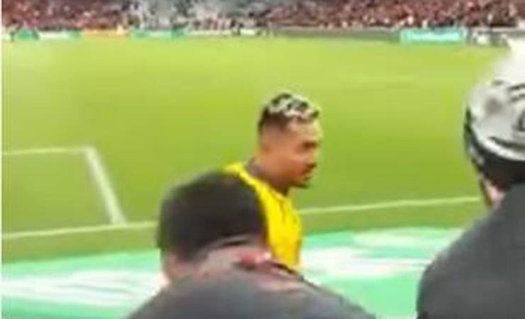 Torcedor do Athletico cai de cabeça ao se exaltar em insultos a Diego Alves; assista ao vídeo