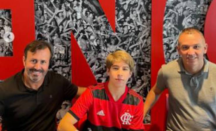 Novo garoto do Ninho: meia de 16 anos assina contrato com o Flamengo