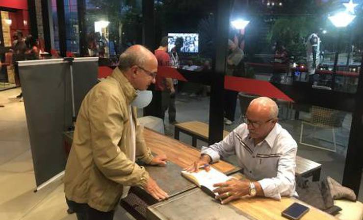 Ao L!, Júnior, ídolo do Flamengo, comemora lançamento do livro 'Maestro': 'Uma honra muito grande'
