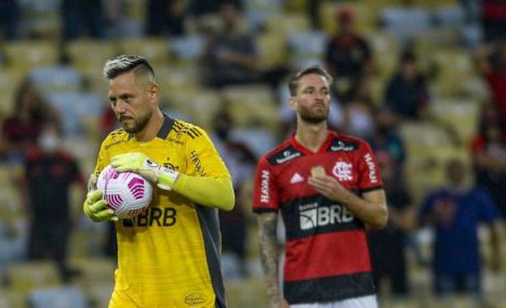 André Rizek ironiza Renato Maurício Prado por reclamação em pênalti anulado: 'Está enxergando bem?'