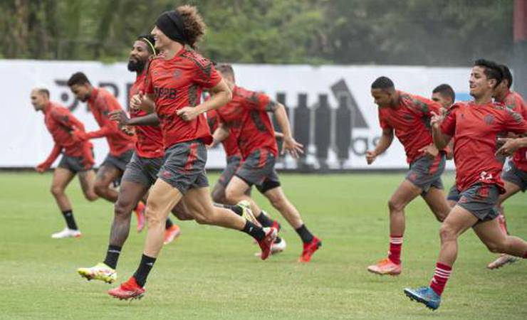David Luiz participa do treino do Flamengo, mas deve ser desfalque contra o Athletico-PR