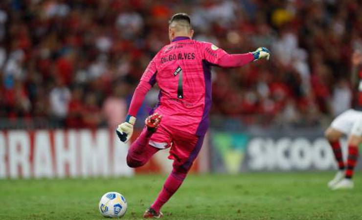 Diego Alves alcança marca de 100 jogos no Maracanã pelo Flamengo; veja números e momentos marcantes