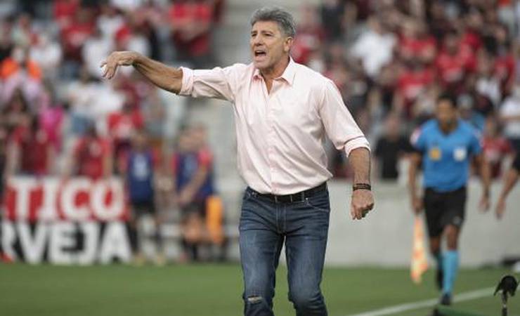 Renato explica trocas e diz que Flamengo não entrou para defender: 'Precisamos dar méritos ao rival'