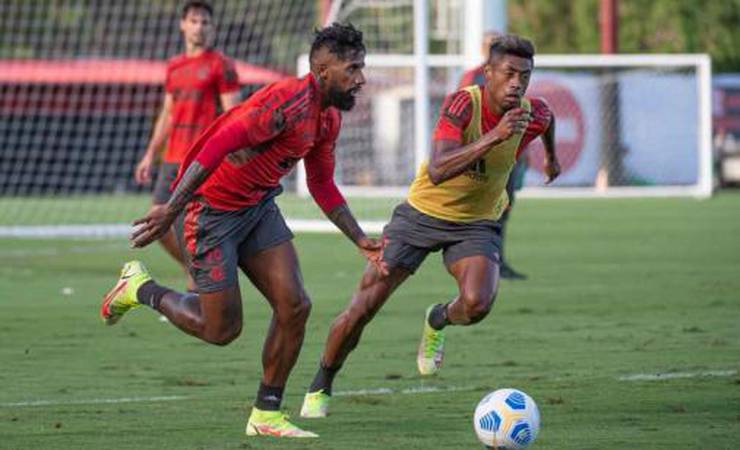 Gramado do Ninho gera cobrança de torcedores do Flamengo e é comparado ao do Maracanã; veja