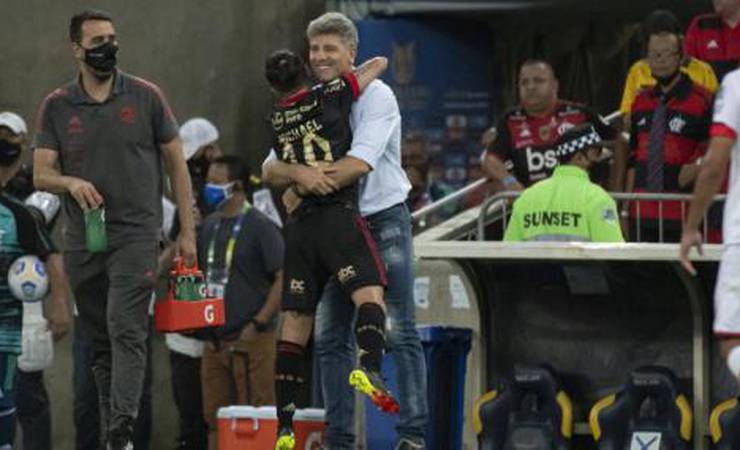 Renato afirma que Michael tem feito a diferença para o Flamengo e ressalta: 'Ele trabalha seriamente'