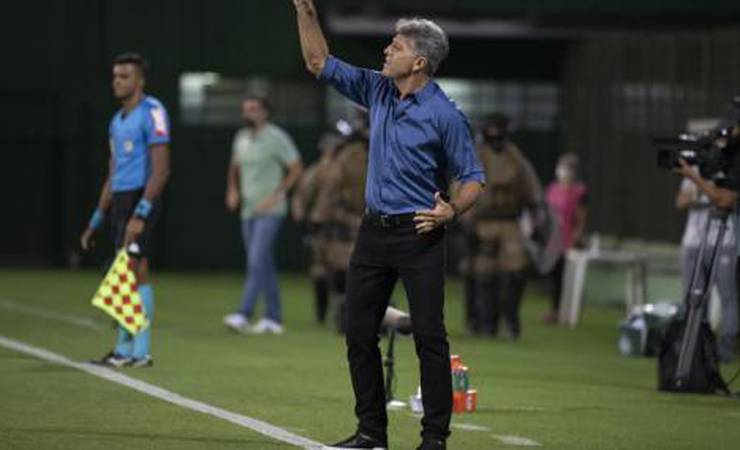 Técnico do Flamengo se revolta com arbitragem em empate: 'Bater no Renato é mole, né? Cadê o Gaciba?'