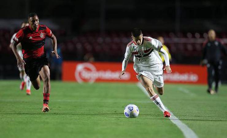 No Morumbi, Flamengo vence o São Paulo de virada e larga em vantagem na final da Copa do Brasil sub-17