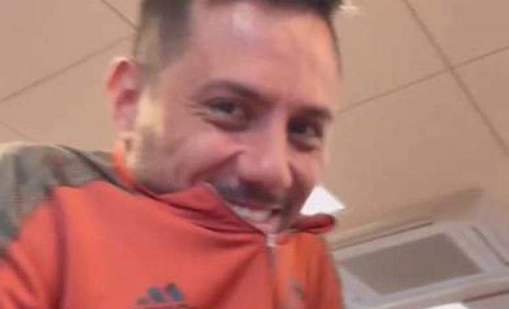 Não perdoou! Diego Ribas compartilha zoação de Diego Alves por conta de expulsão; assista