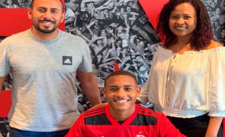 Darlan, do time sub-17, assina primeiro contrato profissional com o Flamengo
