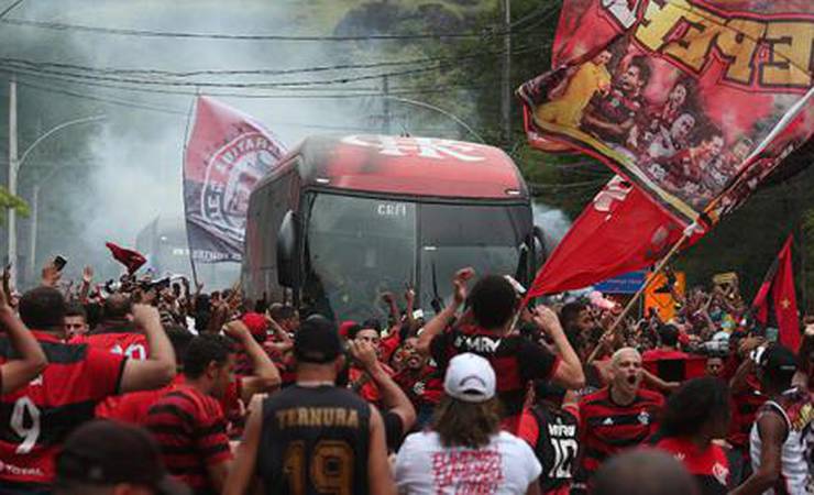 AeroFla: Michael aparece sobre o ônibus e anima torcida do Flamengo