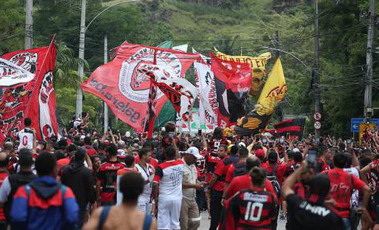 VÍDEO: torcida do Flamengo faz festa e 'abraça' o time a caminho do Galeão antes da final da Libertadores. Veja!