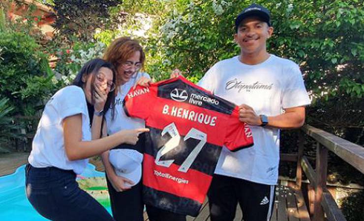 Torcedores do Flamengo recebem itens de marca de Bruno Henrique para assistir final da Libertadores