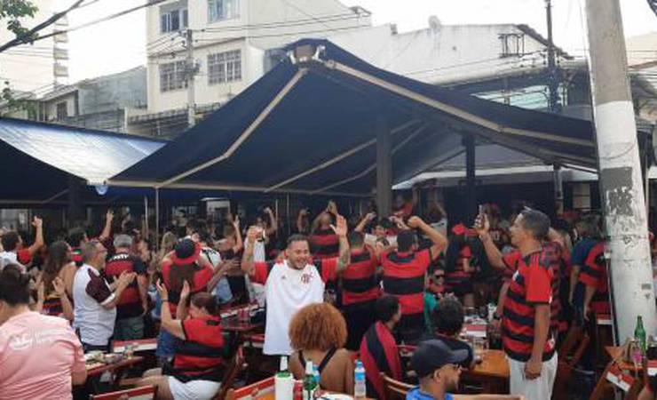 Pré-jogo da torcida do Flamengo no Rio de Janeiro é marcado por calor, álcool e animação