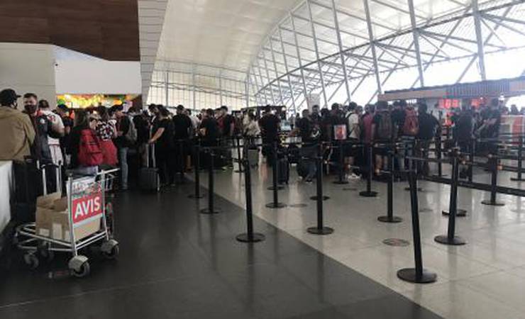 Torcedores enfrentam filas e burocracia para voltar ao Brasil depois da final da Libertadores