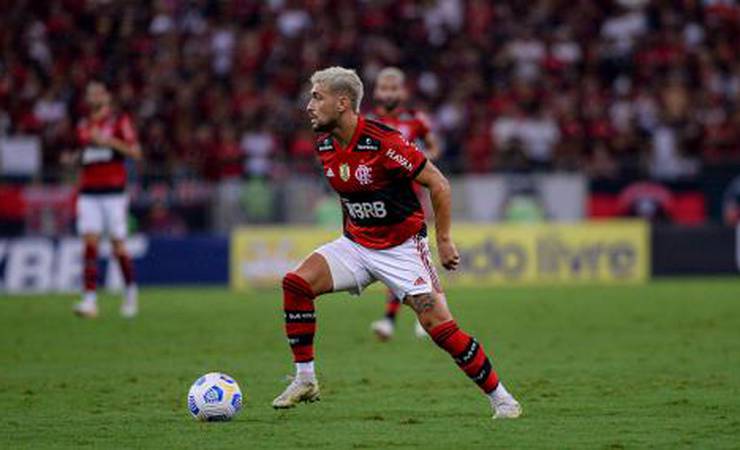 Arrascaeta faz campanha para achar torcedor do Flamengo que invadiu campo e o abraçou: 'Merece o manto'