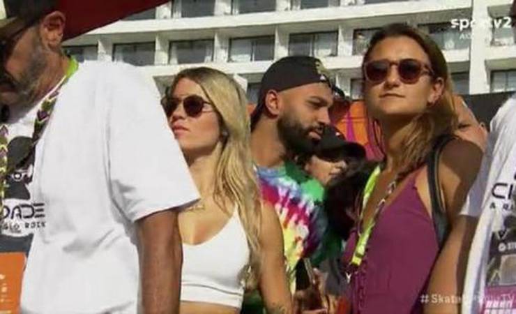 Gabigol e Letícia Bufoni aparecem juntos em torneio de skate, e jogador do Flamengo recebe presente