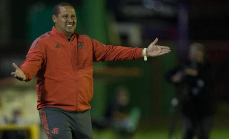 Técnico do sub-17 do Flamengo comemora ano mágico do time e cita o 'divisor de águas'