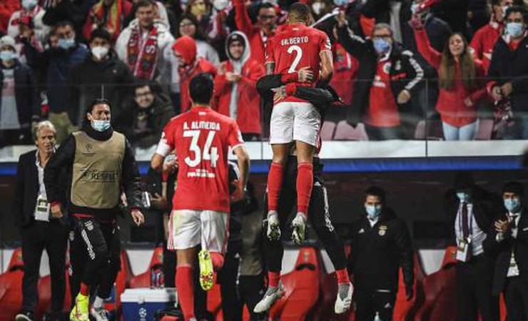 Benfica vence o Dínamo de Kiev, vai às oitavas da Champions e Jorge Jesus ganha sobrevida no cargo