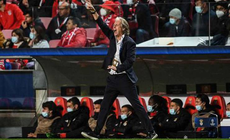 Jorge Jesus é suspenso por críticas à arbitragem e pode perder clássicos do Benfica com o Porto