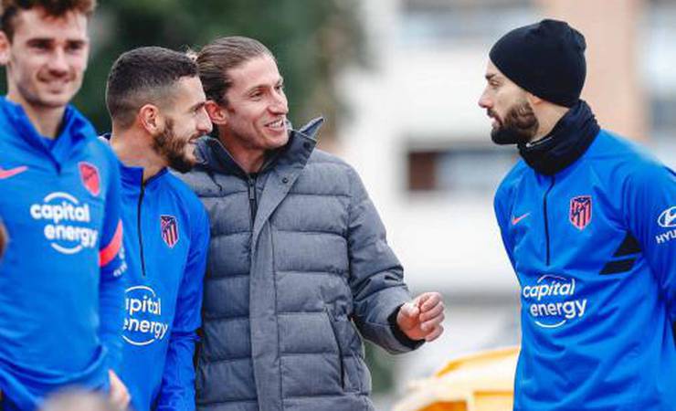 De férias do Flamengo, Filipe Luís visita ex-companheiros na Espanha