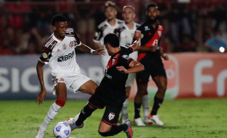 Flamengo se despede do Brasileirão com atuação pífia e derrota para o Atlético-GO