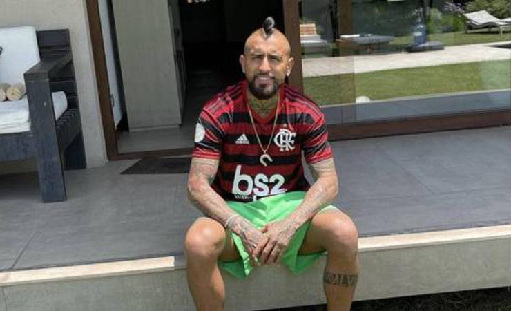 Arturo Vidal volta a aparecer vestindo camisa do Flamengo em post de fim de ano
