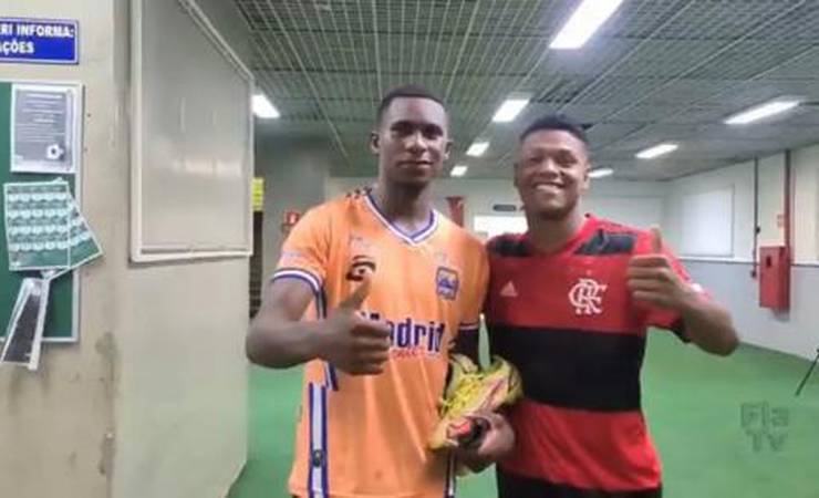 Matheus França, do Flamengo, doa par de chuteiras para o capitão do Forte (ES): 'Eu também já precisei'