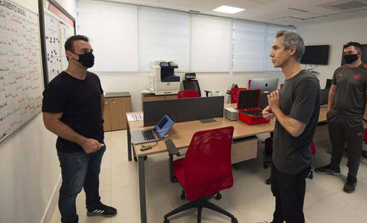 Paulo Sousa chega cedo ao CT e dá sequência à preparação para a pré-temporada do Flamengo