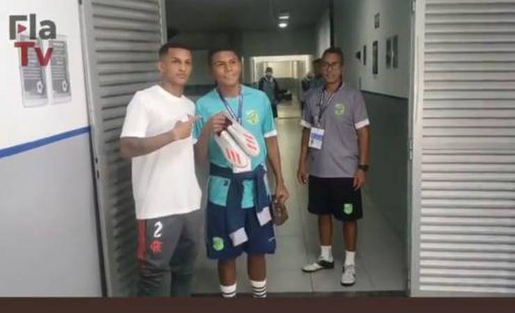 Wesley, do Flamengo, doa chuteira a jogador do Floresta: 'Sempre que  puder ajudar os outros, vou ajudar'