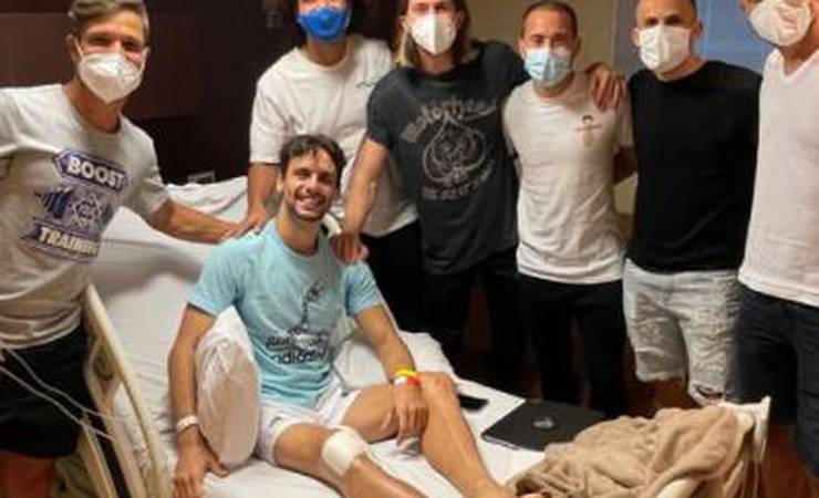 Internado, Rodrigo Caio recebe visita de companheiros do Flamengo: 'Firme e forte como sempre!'
