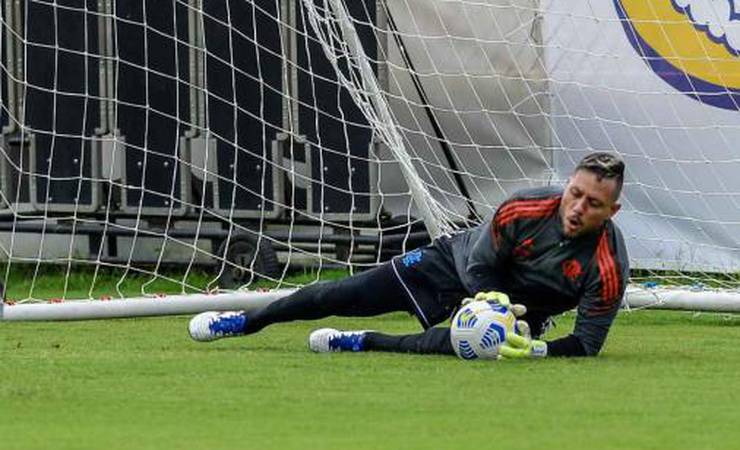 VÍDEO: novo preparador de goleiros do Flamengo rouba a cena ao motivar Diego Alves; assista