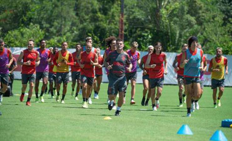 Com novidade no CT, Flamengo se reapresenta e tem a volta de lateral