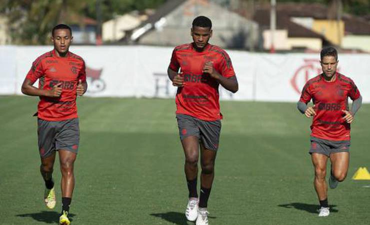 Além de Lázaro e Matheus França, outro jovem treina com o time principal do Flamengo e é observado por Paulo Sousa