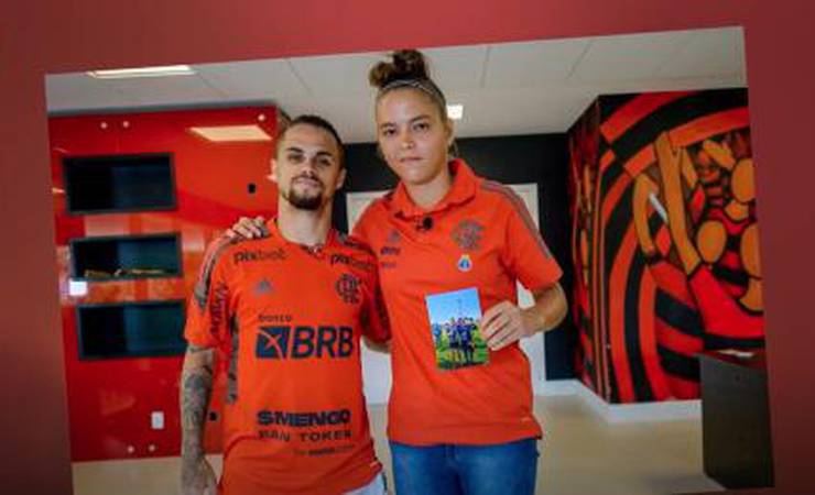 VÍDEO: Michael surpreende atacante do time feminino do Flamengo, que se emociona
