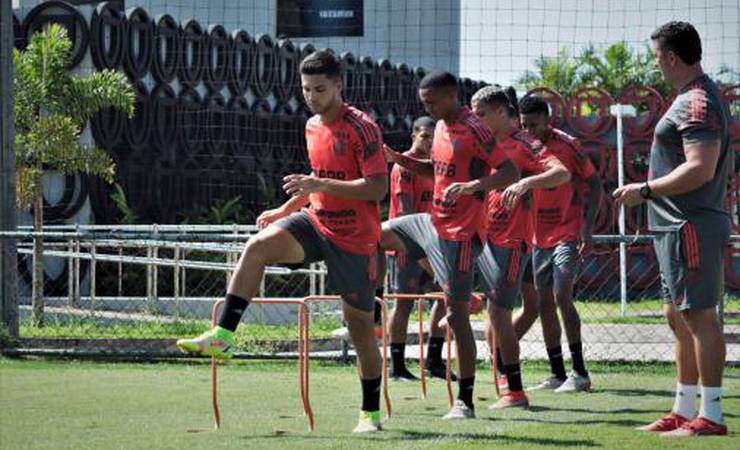 Em dia de folga do grupo principal, jovens do Flamengo treinam visando estreia do Campeonato Carioca