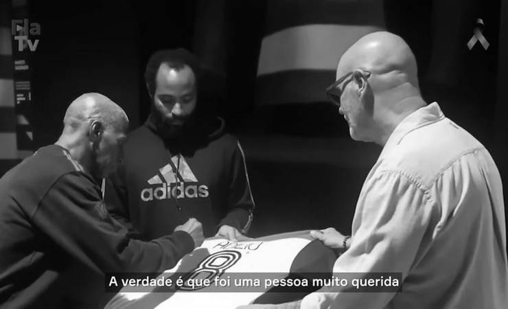 Flamengo se reapresenta de luto pela perda de Adílio; veja mensagem de Arrascaeta