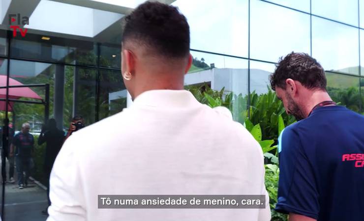 Danilo chega ao Ninho do Urubu: 'Arrepiado'