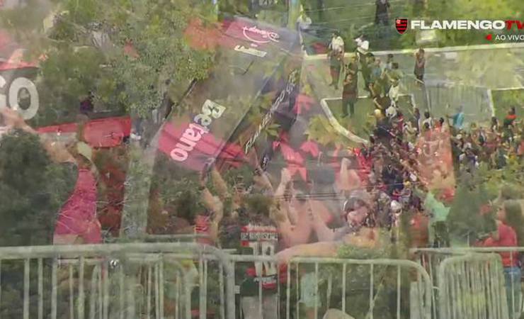 Ônibus do Flamengo deixa Ninho do Urubu acompanhado por torcedores