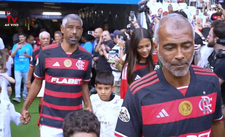 Adriano marca duas vezes em sua despedida no Maracanã