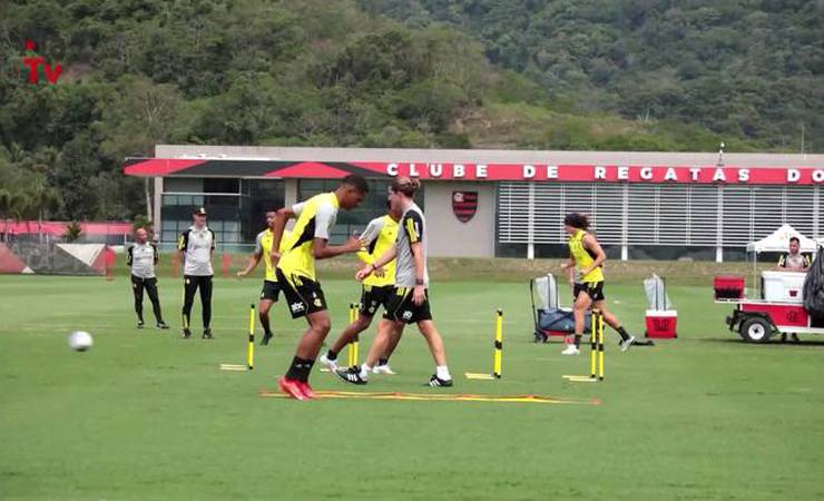 Flamengo realiza treino tático sob olhar de Filipe Luís