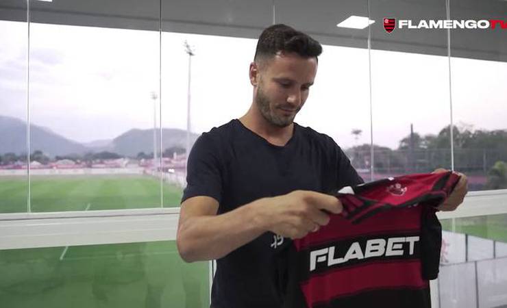 Flamengo anuncia contratação de Saúl Ñíguez