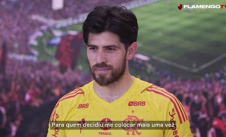 Rossi agradece companheiros pelo prêmio goleiro do mês no Brasileirão