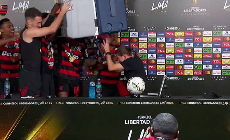 Filipe Luís recebe banho e diz que 'esperava' por título da Libertadores