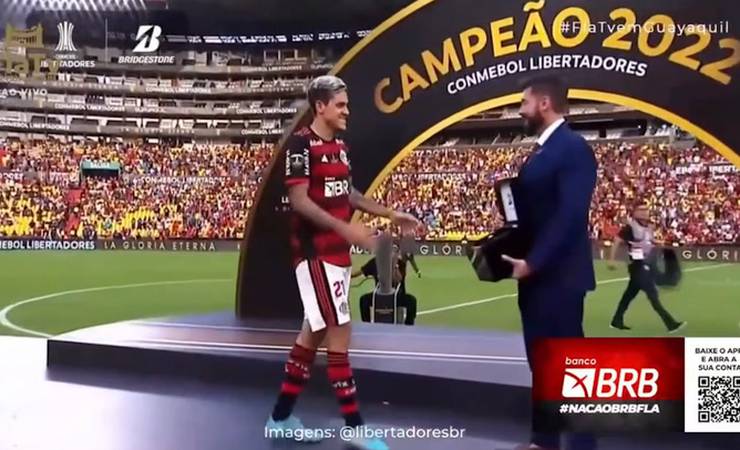 Pedro recebe o anel de craque da Libertadores 2022
